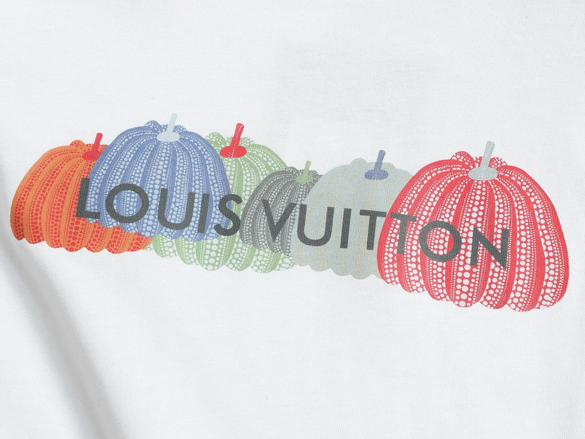 🅿️170 LV 25ss spring and summer printed short T series -1v Yayoi Kusama series pumpkin 🎃 pattern round neck short-sleeved T-shirt. Made of 32-count double yarn pure cotton 240g, washed at high temperature, will not shrink or fade. Comfortable to the touch, super texture❤️ Back-stitched cuff design, yellow back-mark embellishment, and a full set of accessories. A must-have for trendy men and trendy women, the classic drop-shoulder slightly wide version is available exclusively from stock!         ⚠️Only make high quality products, reject junk goods!  -Color: White Black -Size: XS S M L -Crowd: Unisex